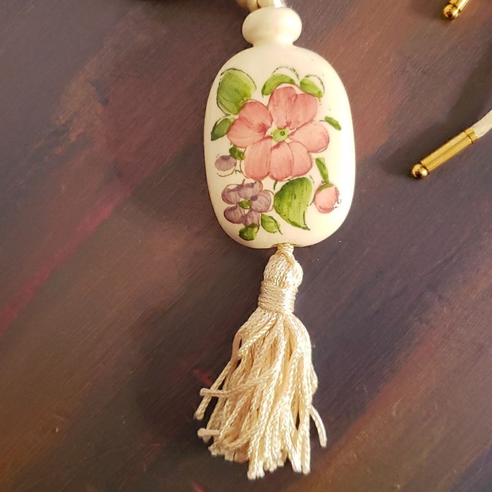 NWOT Avon Vintage 1977 Tender Blossoms Floral Ceramic Pendant Necklace - Picture 2 of 4
